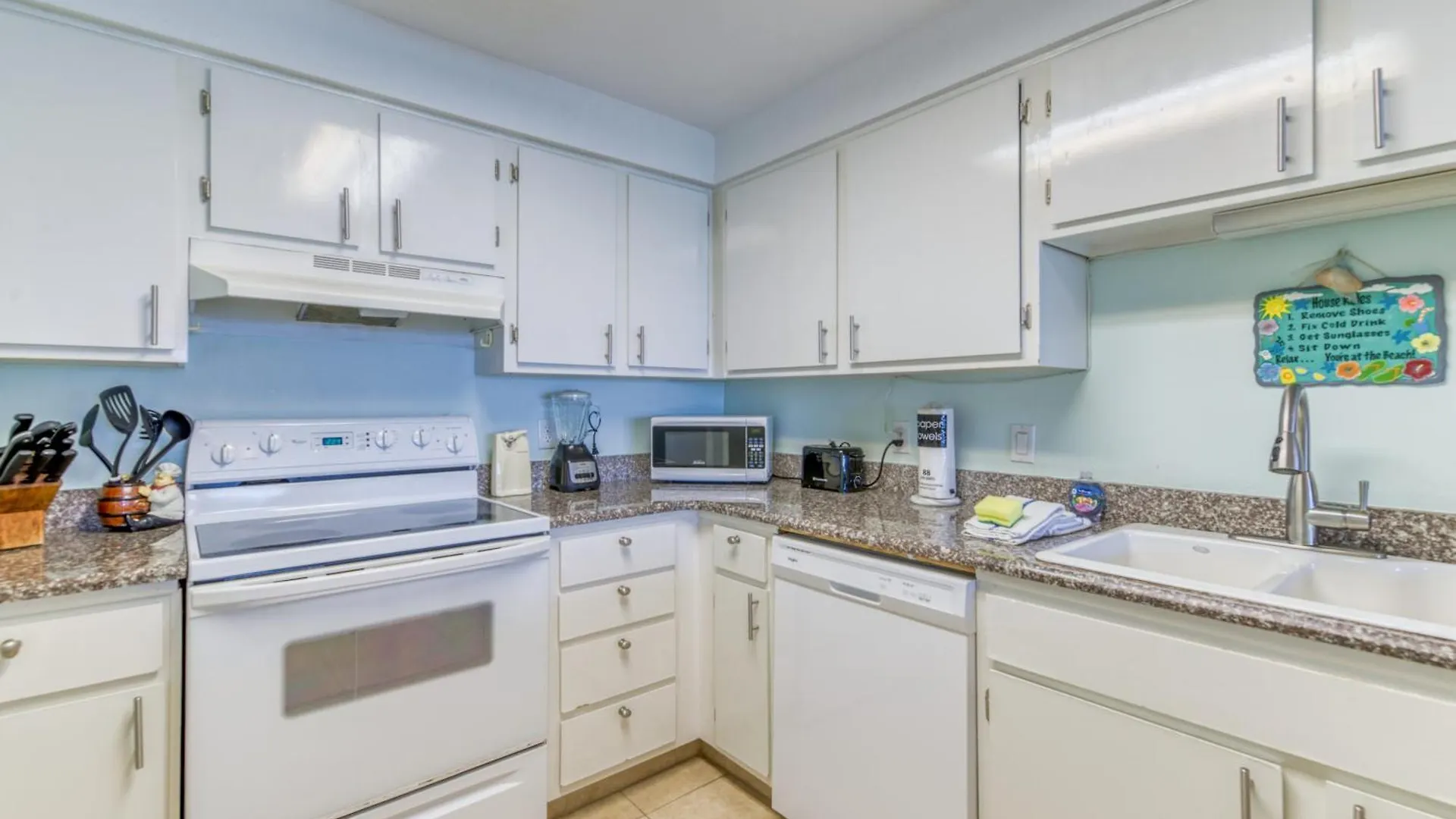 Apartment Beach House Condominiums B405 - Beachfront With Pool, Wifi, & Beach Service Destin