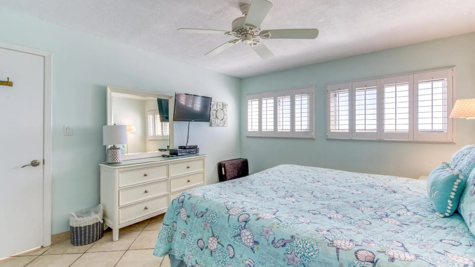 Beach House Condominiums B405 - Beachfront With Pool, Wifi, & Beach Service Destin 0*,