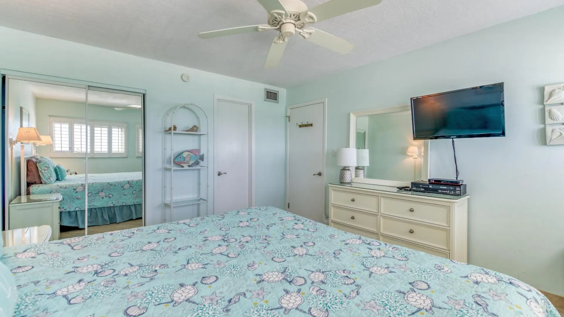 Beach House Condominiums B405 - Beachfront With Pool, Wifi, & Beach Service Destin Apartment