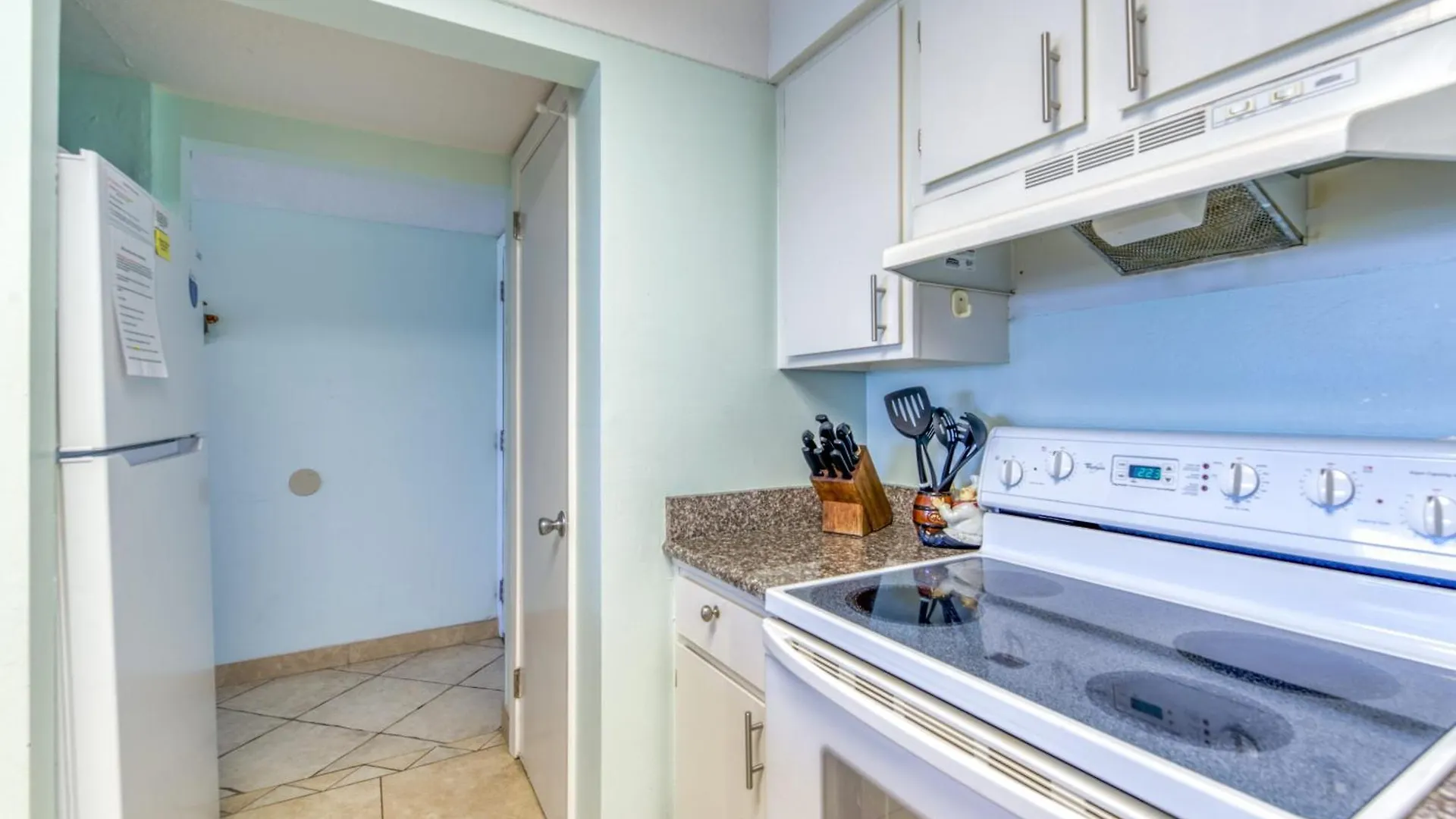 Beach House Condominiums B405 - Beachfront With Pool, Wifi, & Beach Service Destin Apartment