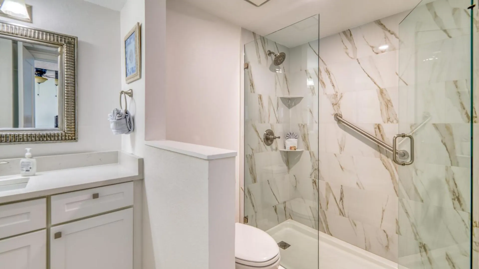 Beach House Condominiums B405 - Beachfront With Pool, Wifi, & Beach Service Destin Apartment